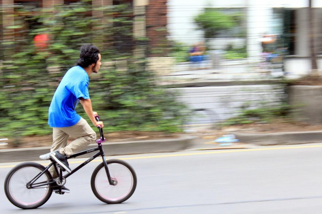 Hombre joven a borde de una bicicleta.