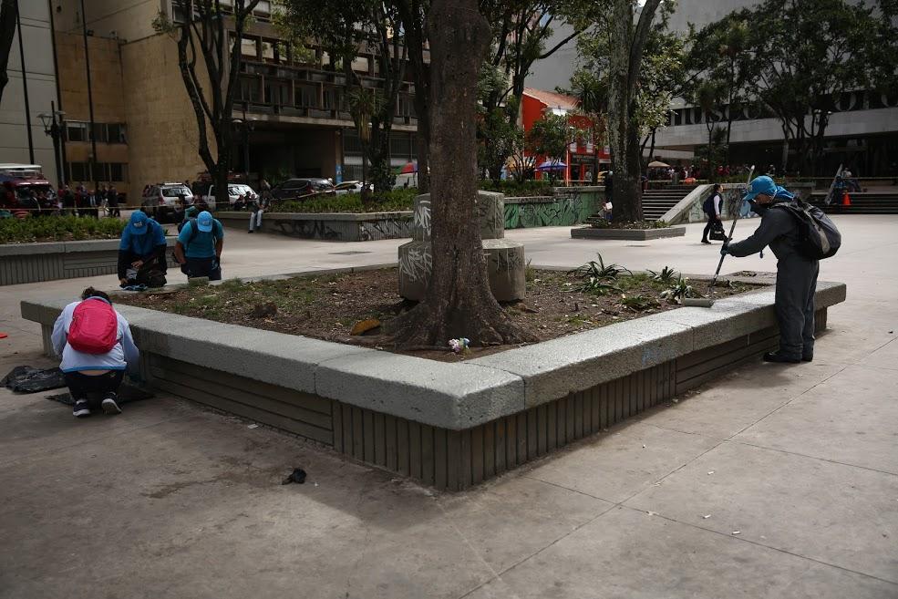 Guardianes del Espacio Público embelleciendo el centro de la ciudad.