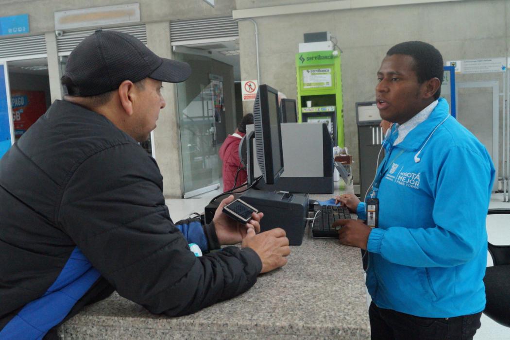 Jesús López, servidor de la RedCADE que orienta a la ciudadanía en temas de trámites y servicios de la Alcaldía de Bogotá