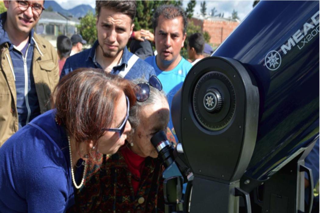 Ciudadanos disfrutando de las actividades del Planetario Distrital.