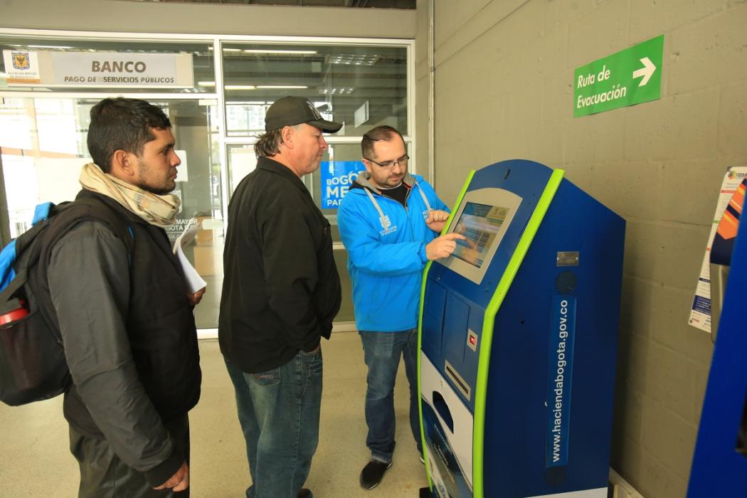 Ciudadano acudiendo a los servicios virtuales del Instituto de Participación y Acción Comunal