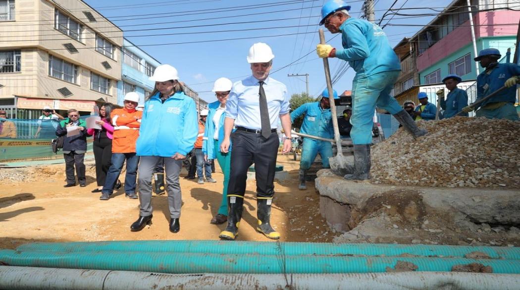 Alcalde Enrique Peñalosa recorrió obras de alcantarillado en Muzú