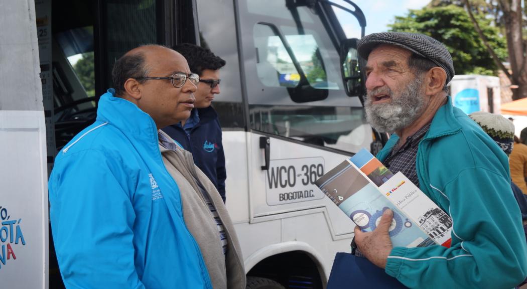 Ciudadano conociendo sobre los trámites y servicios que prestan la unidad móvil de la Secretaría Distrital de Hacienda