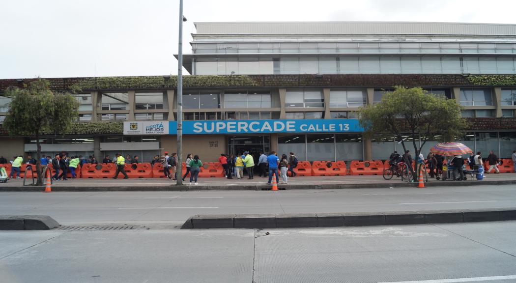 Fachada del SuperCADE Calle 13, ubicado en la localidad de Puente Aranda