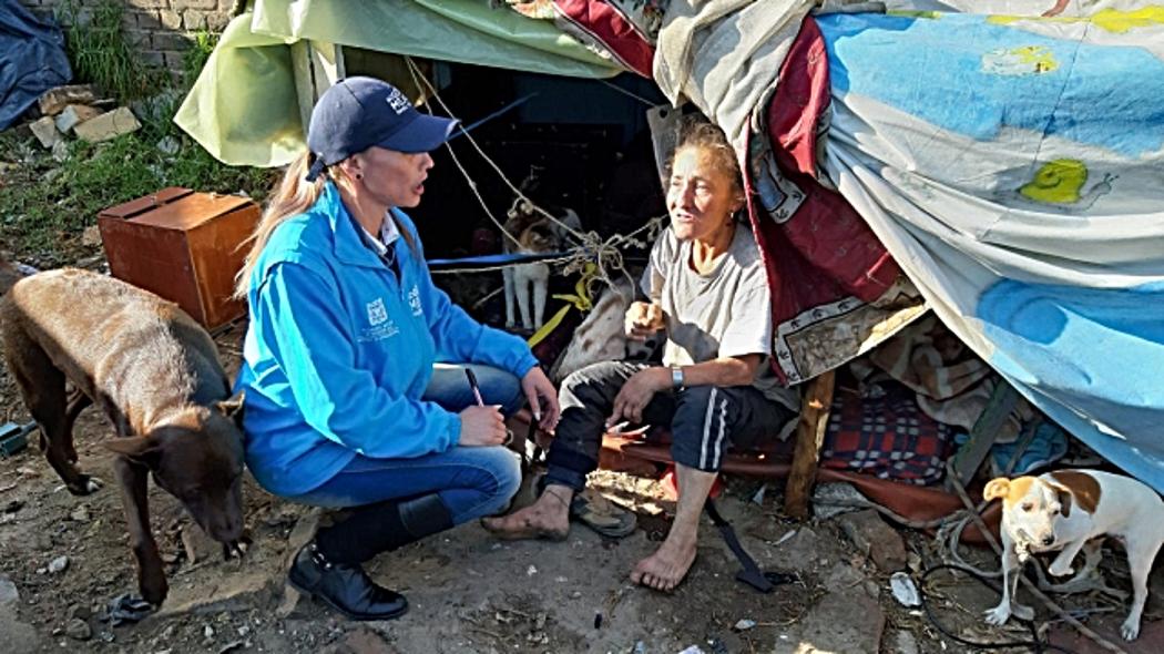 Ángeles Azules abordan a habitantes de calle en San Bernardo