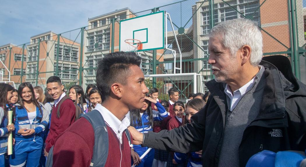 Alcalde Peñalosa da bienvenida a clases en colegios públicos - Foto: Comunicaciones Alcaldía / Andrés Sandoval 