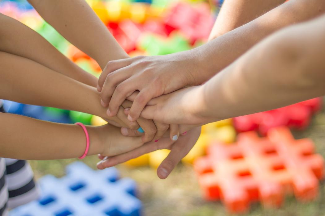 Imagen publicitaria de la convocatoria para prevención de embarazo adolescente.