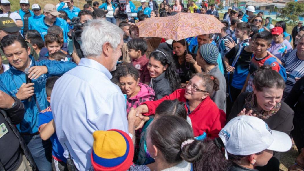 Alcalde Enrique Peñalosa acompañado por la comunidad de Ciudad Bolívar durante un recorrido