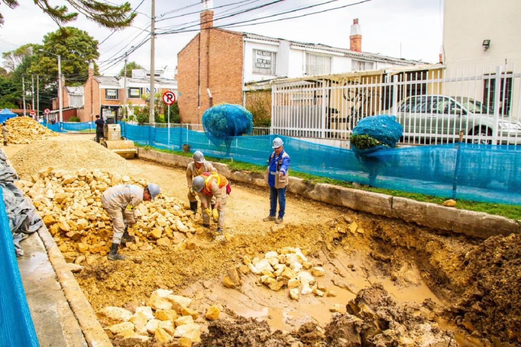 La Alcaldía de Bogotá con personal de la Unidad de Mantenimiento Vial ha rehabilitado el 70% de la calle 100 entre carreras 70 y 70A. Foto: UMV