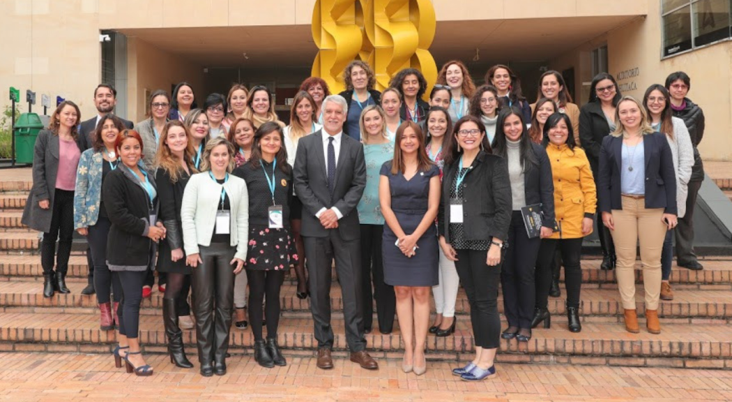 Un grupo de mujeres rodean a un hombre.