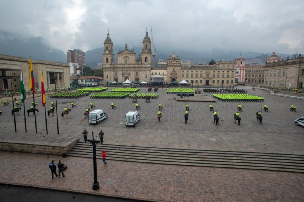 El Instituto Distrital de Patrimonio Cultural dispuso de un equipo de expertos restauradores de la Brigada de Atención a Monumentos y la Cuadrilla Color para realizar los trabajos de mantenimiento de la Plaza Mayor. Foto: Alcaldía Mayor de Bogotá