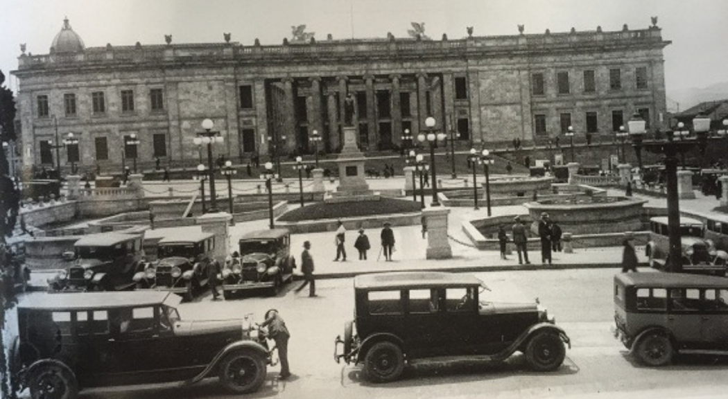 Foto en blanco y negro de plaza de Bogotá