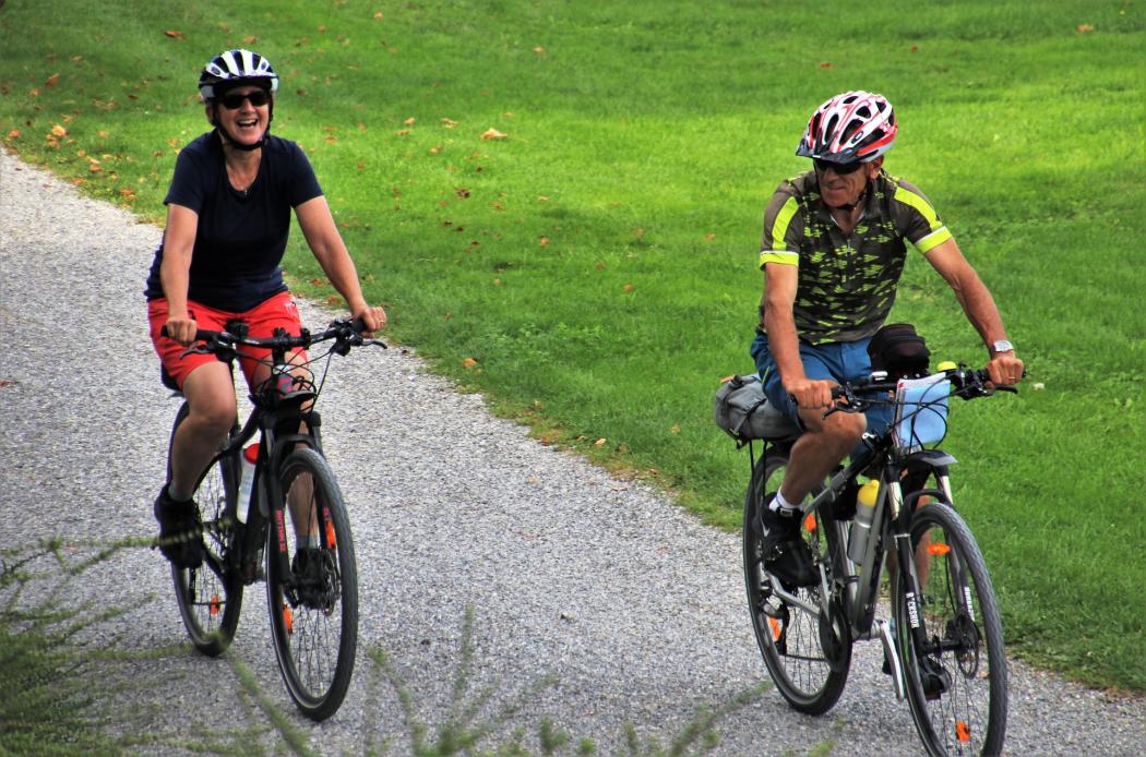 Imagen de dos ciclistas haciendo uso del casco de seguridad. 