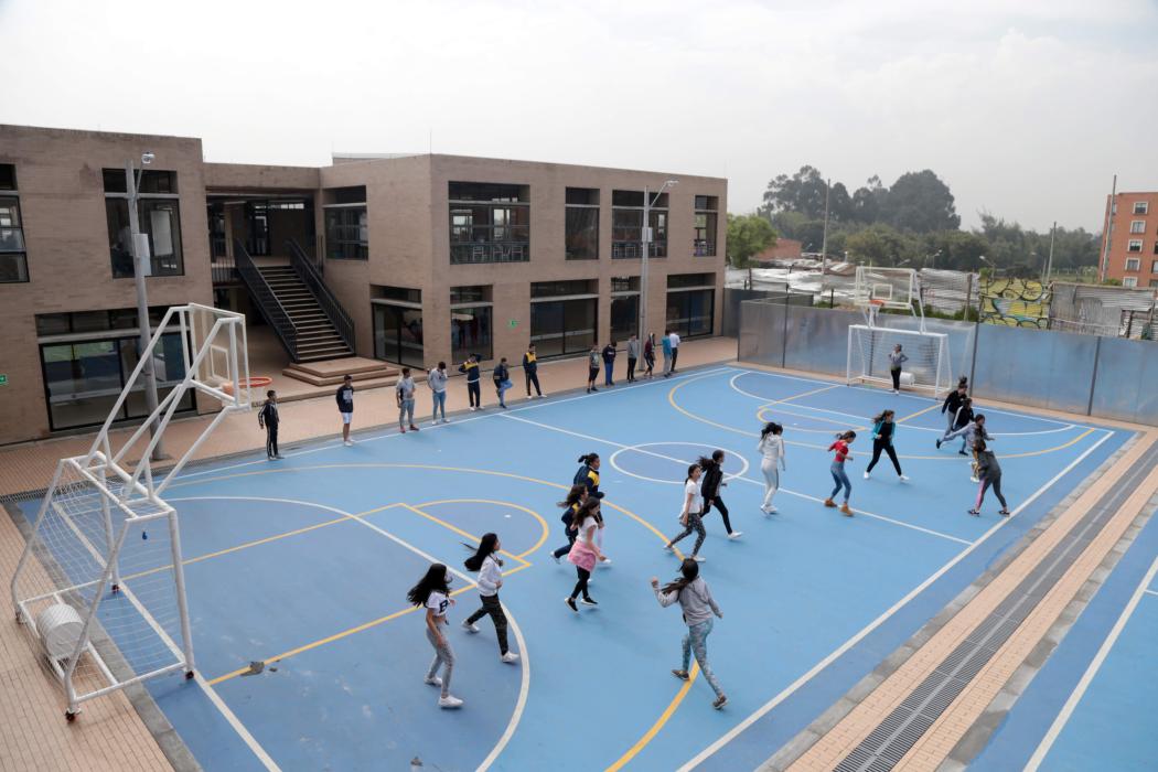 El Colegio Rogelio Salmona tiene canchas sintéticas - Foto:Alcaldía de Bogotá.