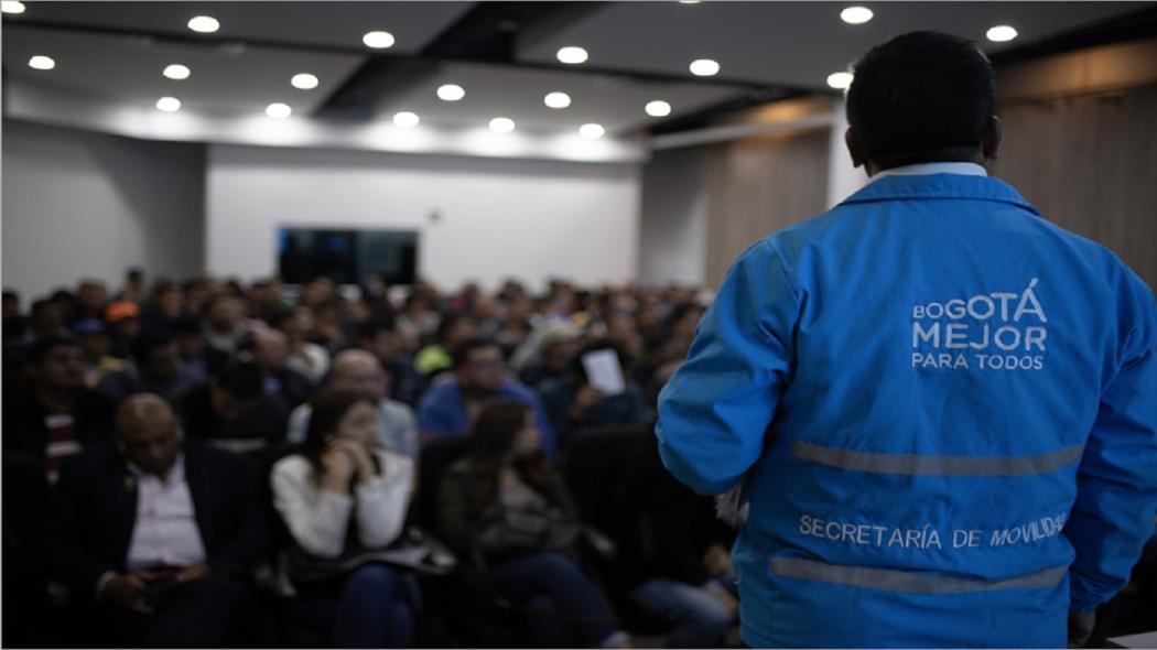 Instructor de Movilidad enseñando conductas adecuadas al manejar por las calles de Bogotá