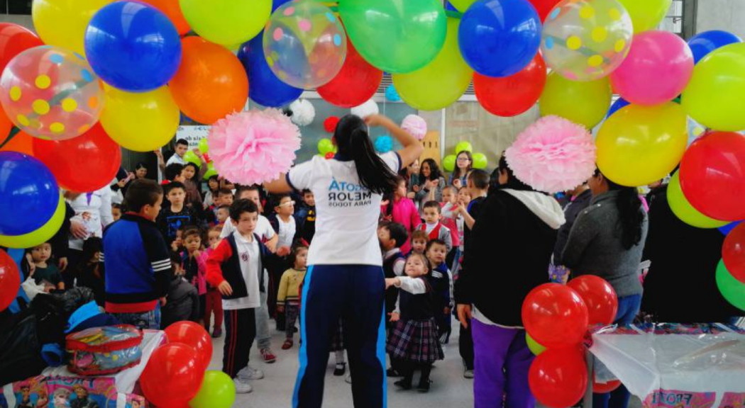 Un grupo de niños participan en una actividad lúdica.