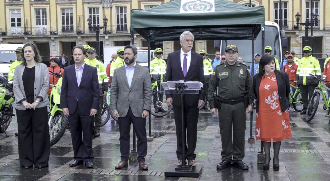 Alcalde Peñalosa en la entrega de 200 bicicletas para reforzar la seguridad para reforzar la seguridad de ciclistas en Bogotá