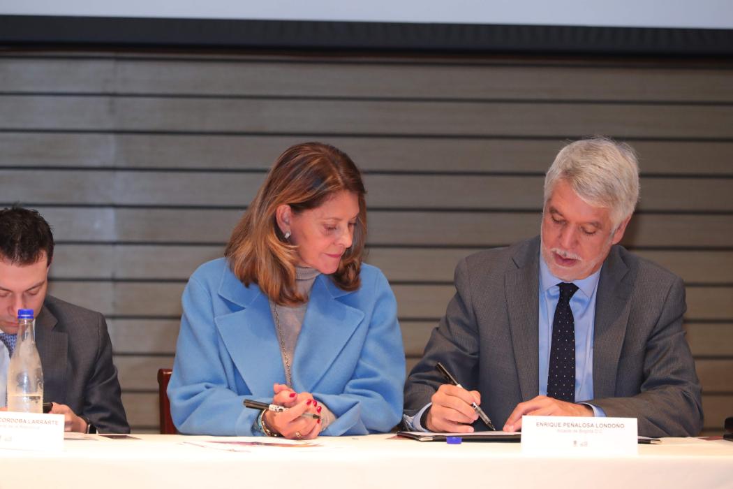 Firma pacto contra la corrupción con nuevas tecnologíasFirma pacto contra la corrupción con nuevas tecnologías - Foto: Comunicaciones Alcaldía / Diego Bauman