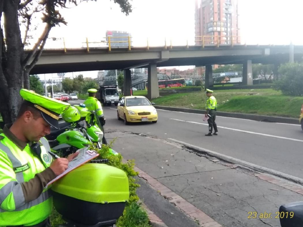 Todos los conductores de taxi deben obtener y mantener vigente la respectiva tarjeta de control. Foto: Secretaría de Movilidad