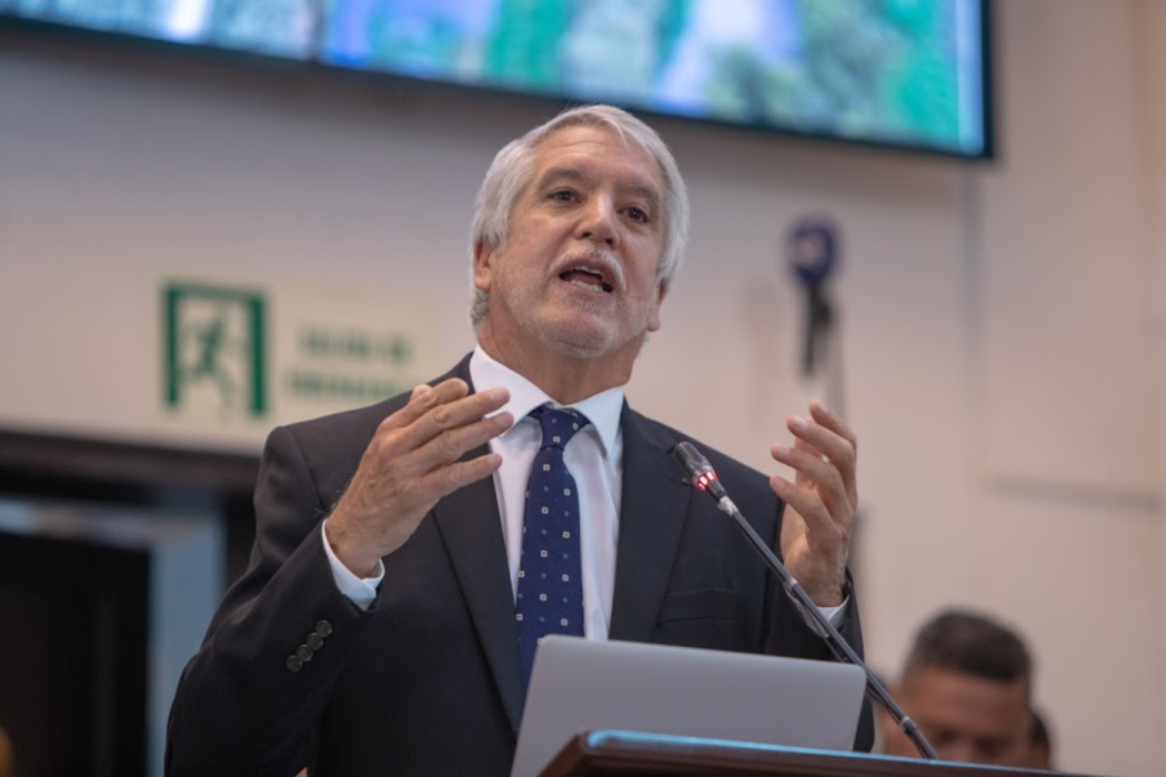 El Alcalde Enrique Peñalosa en primer plano hablando en el Concejo de Bogotá