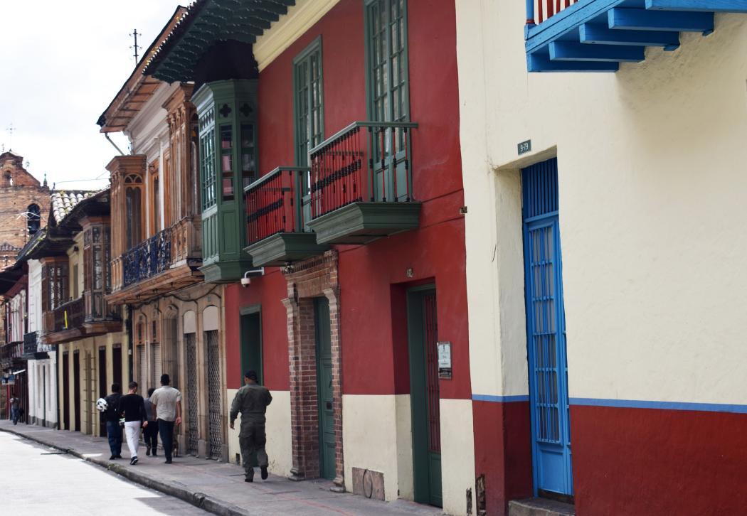 La foto de una calle patrimonial de la ciudad de Bogotá