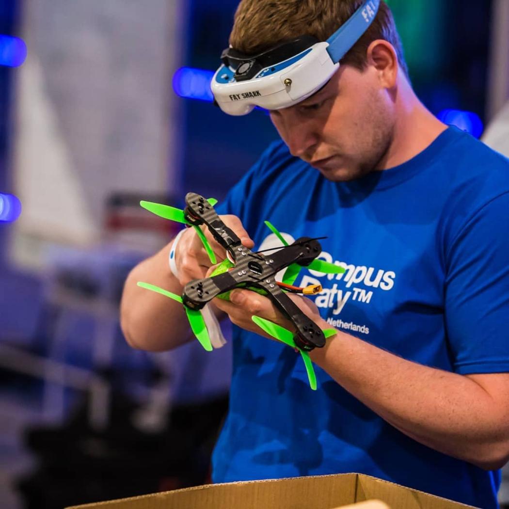 Campusero manipulando un dron