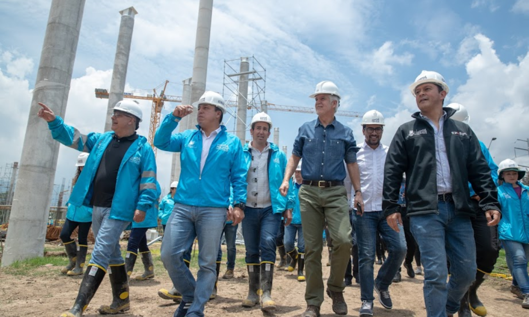 El Alcalde Enrique Peñalosa caminando con su gabinete por la obra del Centro Felicidad en el Tunal 