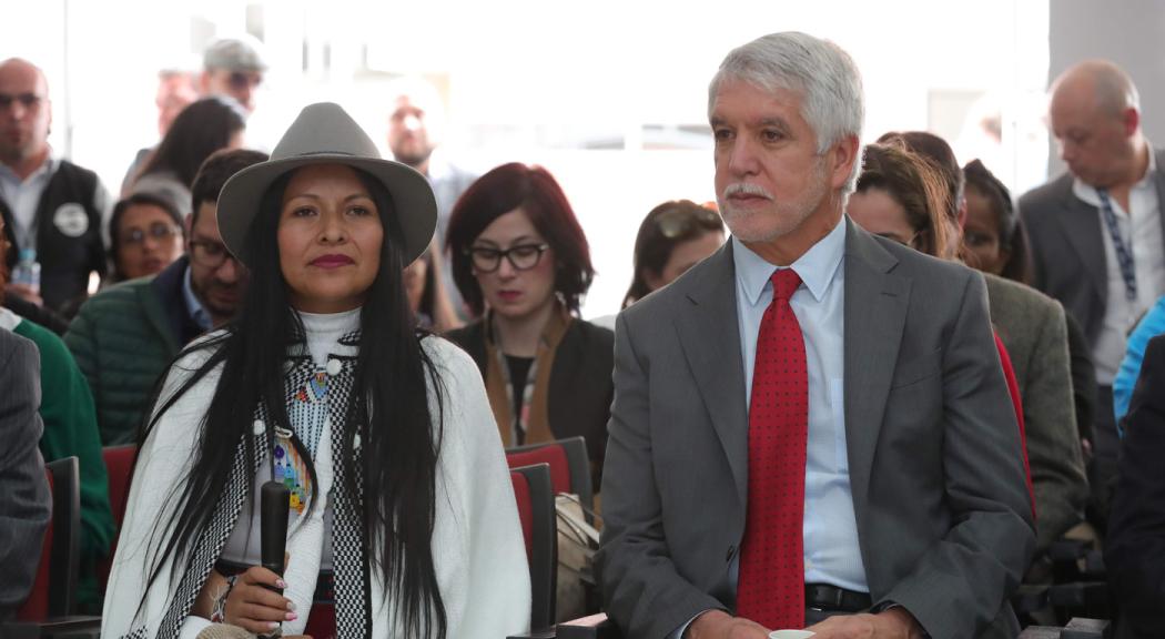 Alcalde Enrique Peñalosa y gobernadora del Cabildo Muisca de Bosa Angela Chiguasuque Neuta el día de la firma del acuerdo - Foto: Alcaldía de Bogotá.