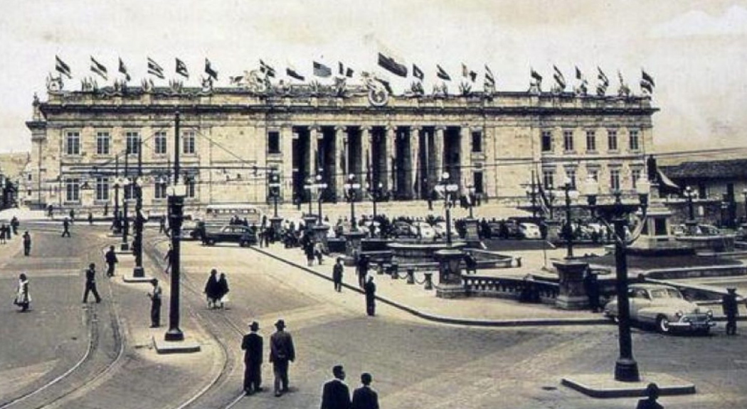 Foto en blanco y negro de la Plaza de Bolívar