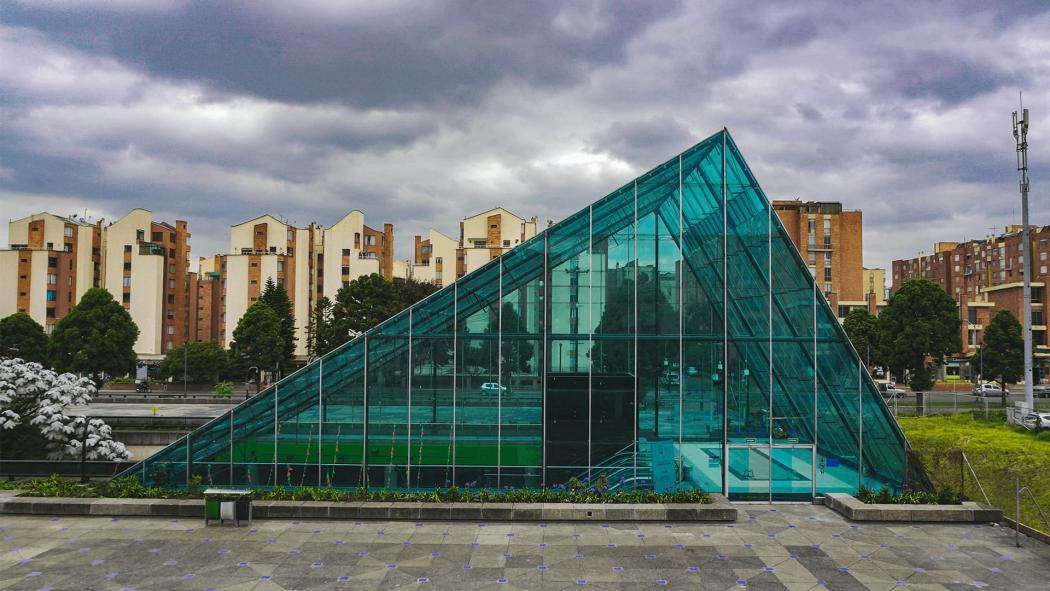 Plano general de la fachada del parque Maloka, el triangulo azul como techo del edificio