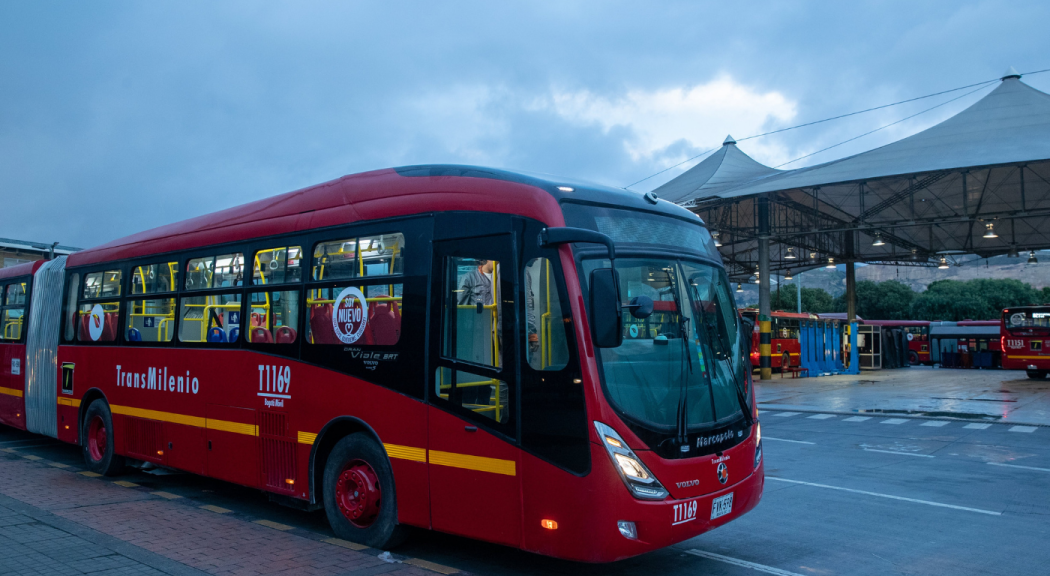 Plano general de un TransMilenio nuevo, al fondo se ve el Portal Tunal.