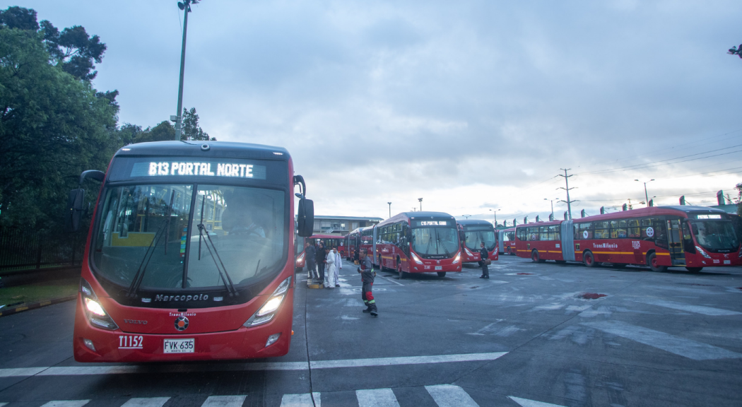 Plano general de un portal de TransMilenio.