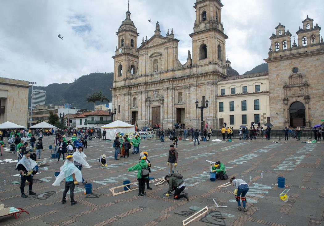 Imagen de la Plaza de Bolívar, intervención Quebrados, homenaje a líderes asesinados