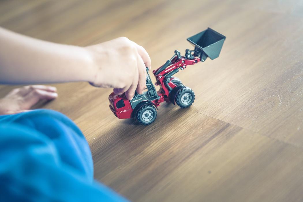 Imagen de un niño jugando con un carrito