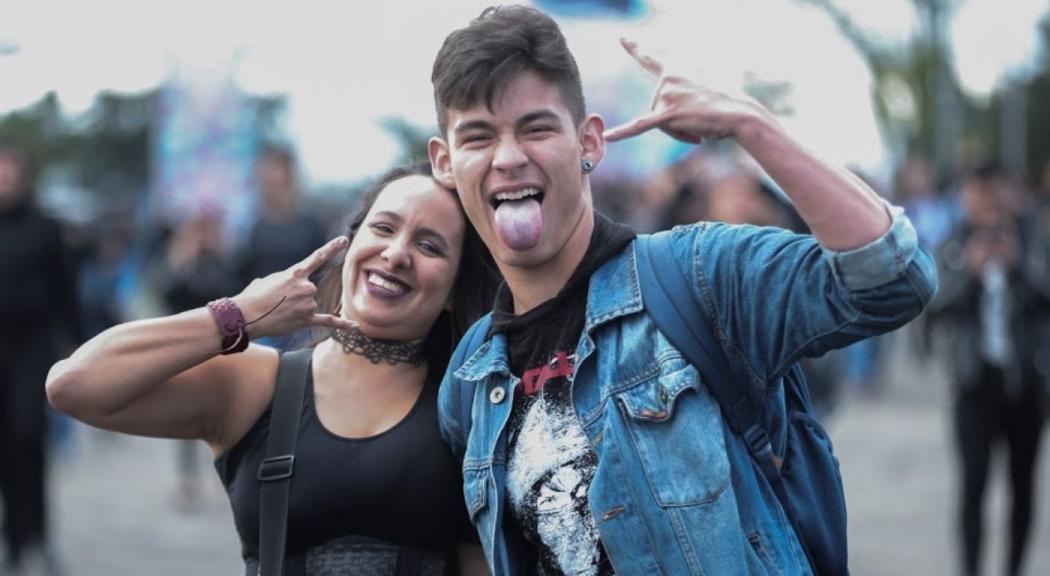 Dos jóvenes sonríen a la cámara mientras posan en una jornada de Rock al Parque.