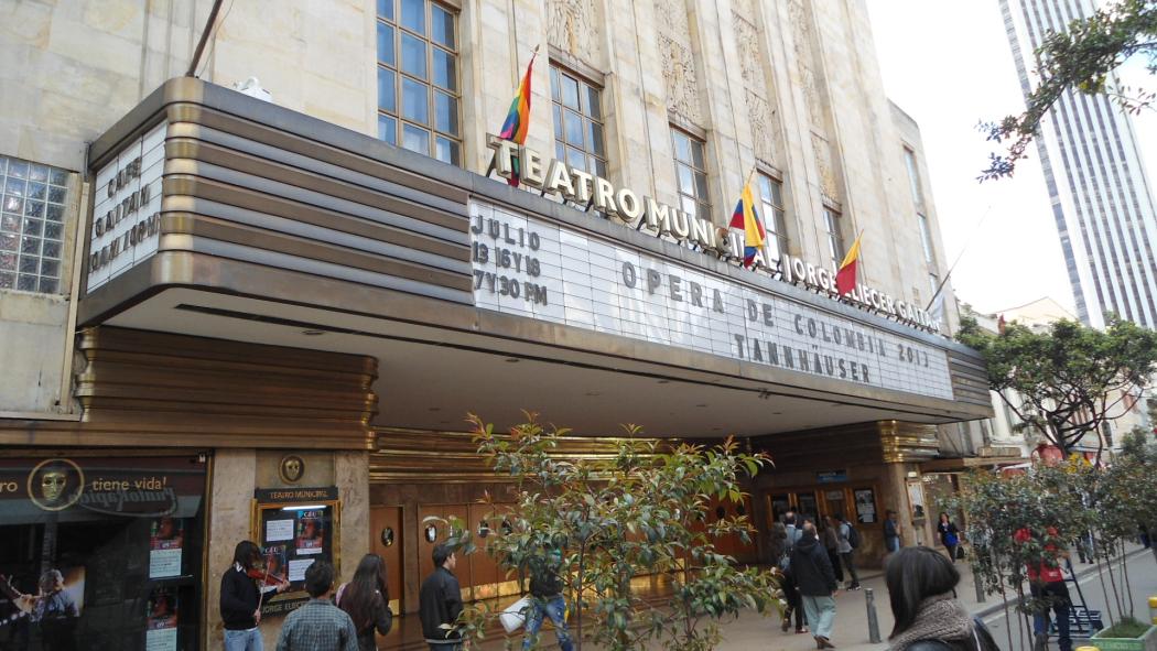 Fachada del Teatro Jorge Eliecer Gaitán, donde hay varias personas hacienda fila para entrar en una función 