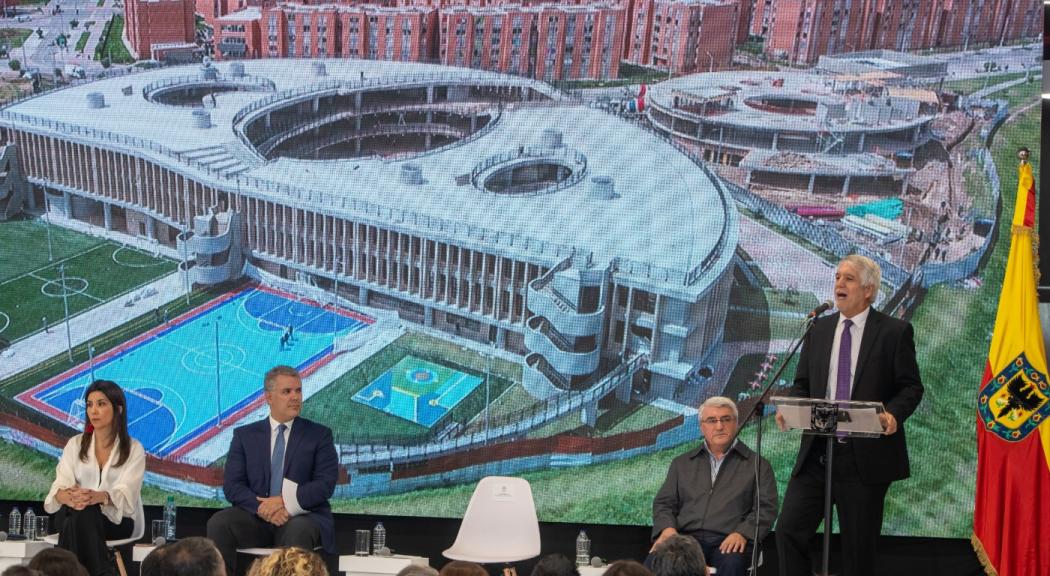 Imagen del Alcalde entregando el nuevo colegio Bicentenario de la Independencia en Bosa