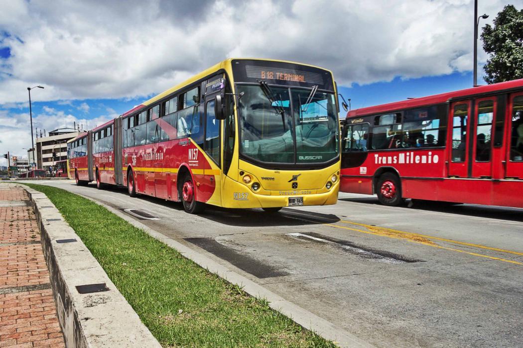 La foto de una biarticulado de Transmilenio por una calle de la ciudad