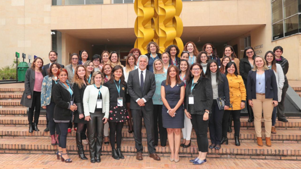 Foto general del Alcalde Enrique Peñalosa junto a las invitadas del encuentro de Ciudades Iberoamericanas