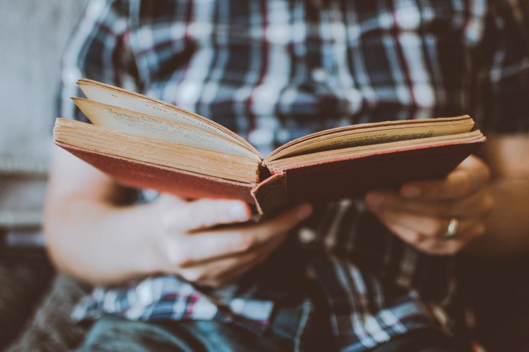 Un hombre leyendo un libro en la feria del libro de bogotá 2019