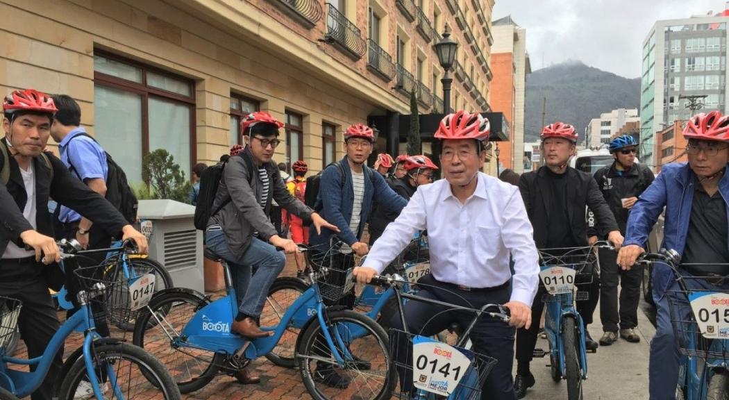 Imagen del Alcalde de Seúl recorriendo en bicicleta Bogotá