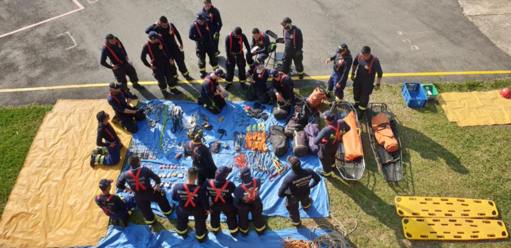 Bomberos en actividades de capacitación 