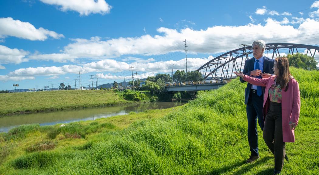 Alcalde Enrique Peñalosa recorre tramo del río Bogotá el día de la firma del convenio con la CAR - Foto: Alcaldía de Bogotá.