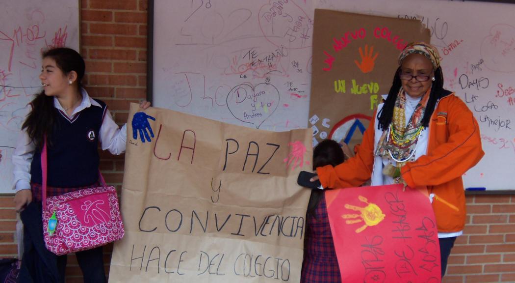 María de Jesús Rengifo con una de sus alumnas en una actividad del colegio - Foto cortesía: María de Jesús Rengifo.