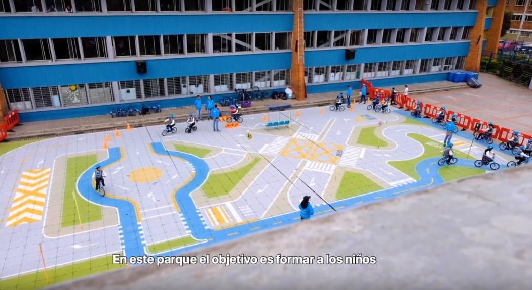 Imagen aérea del Moviparque con los niños practicando en bicicleta 