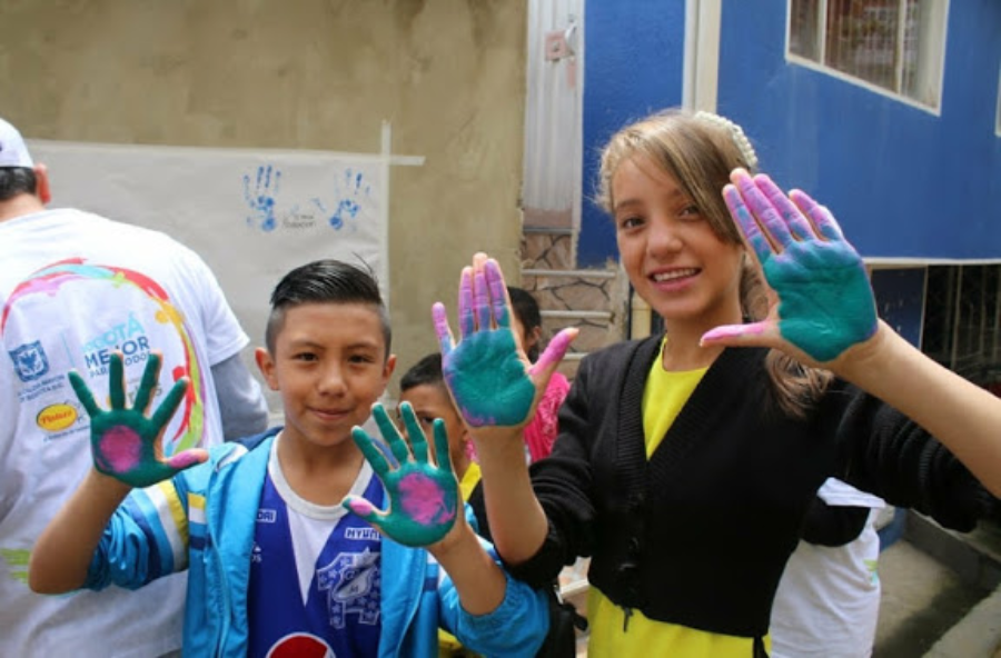 Niños en jornada de embellecimiento en su barrio 