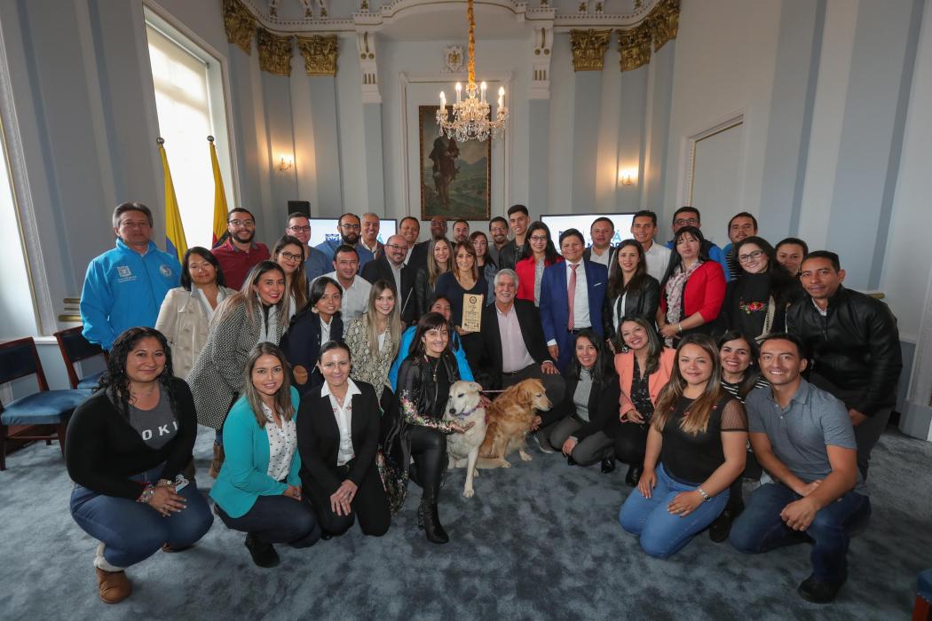 En la foto, el alcalde Enrique Peñalosa, acompañado por el equipo del Instituto de Protección y Bienestar Animal, IDPYBA. 