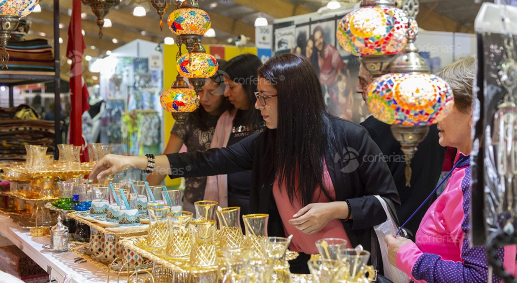 Foto de mujeres observando artículos para comprar en la Feria del Hogar.