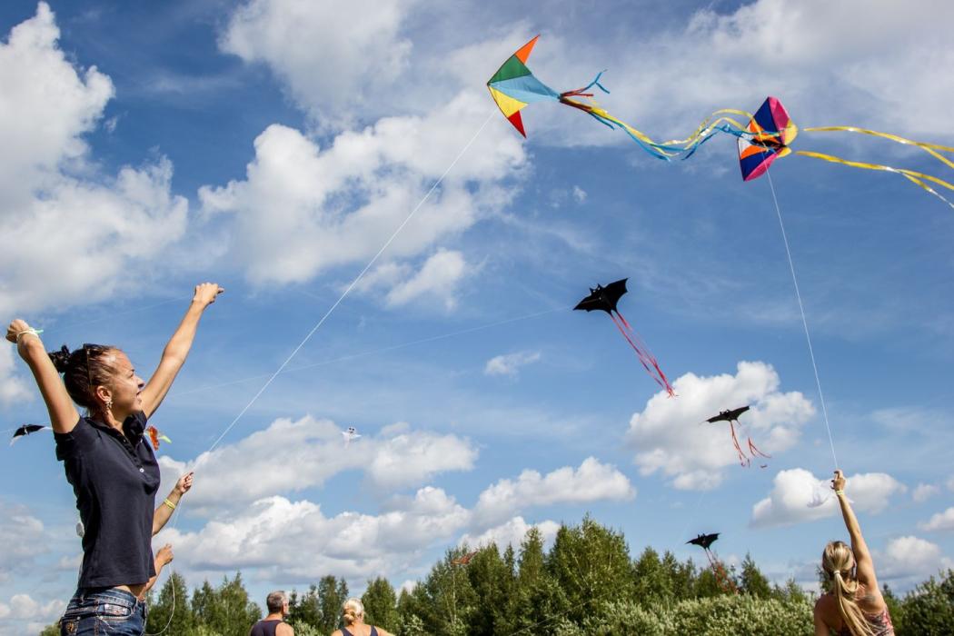 Imagen de personas elevando cometa en parques