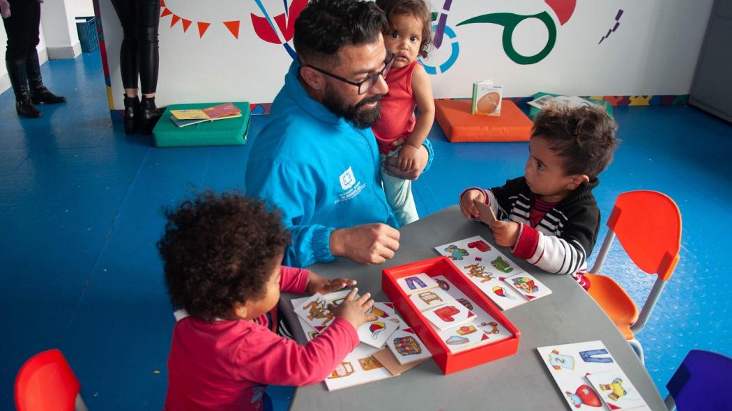 Niños y niñas que estaban en condición de mendicidad, disfrutando del nuevo centro de atención